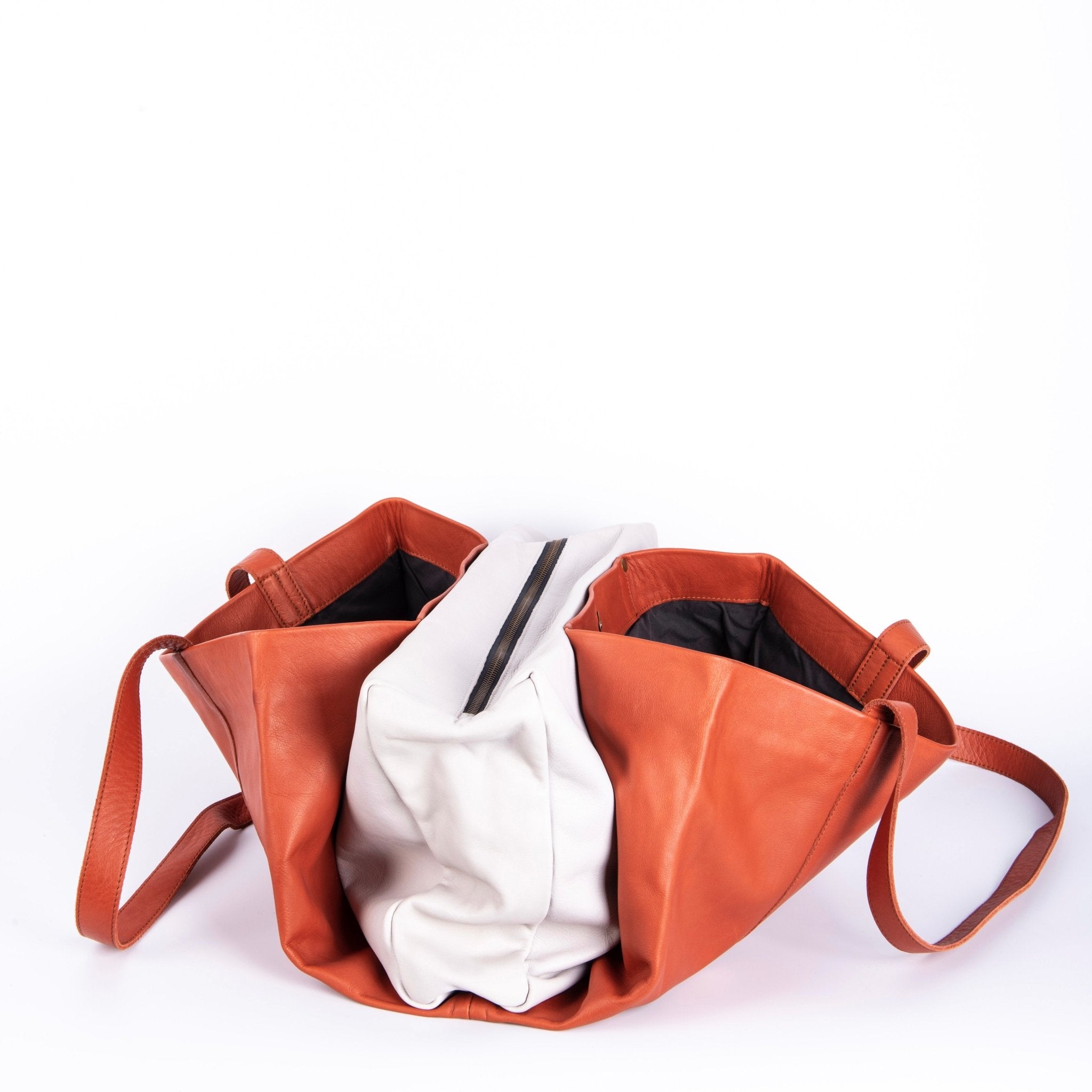Ona bicolor mousse mattone e nuvola - borsa a spalla grande in pelle morbida marrone e bianco - Marta Ray