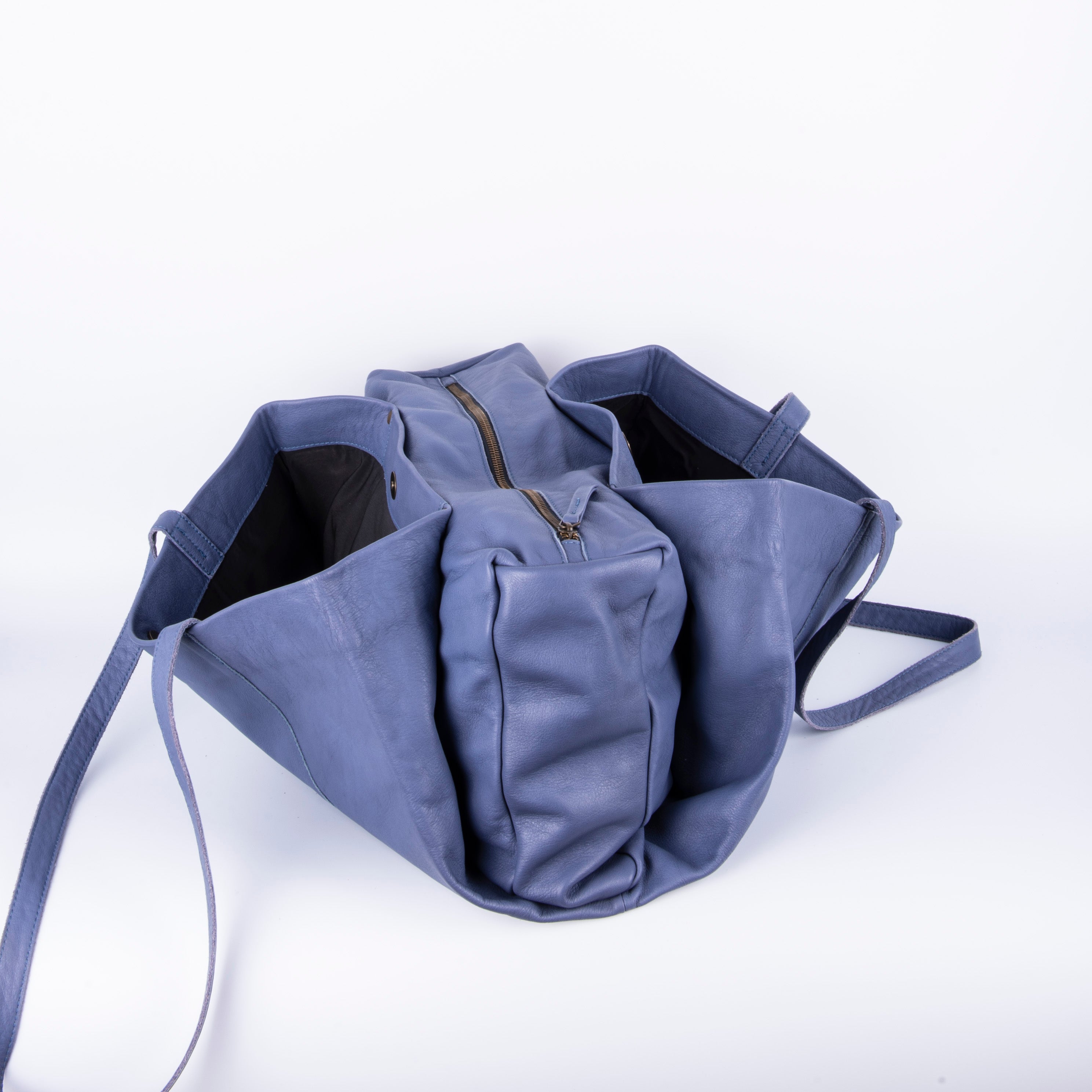 Ona bicolor twilight - large shoulder bag in blue soft leather