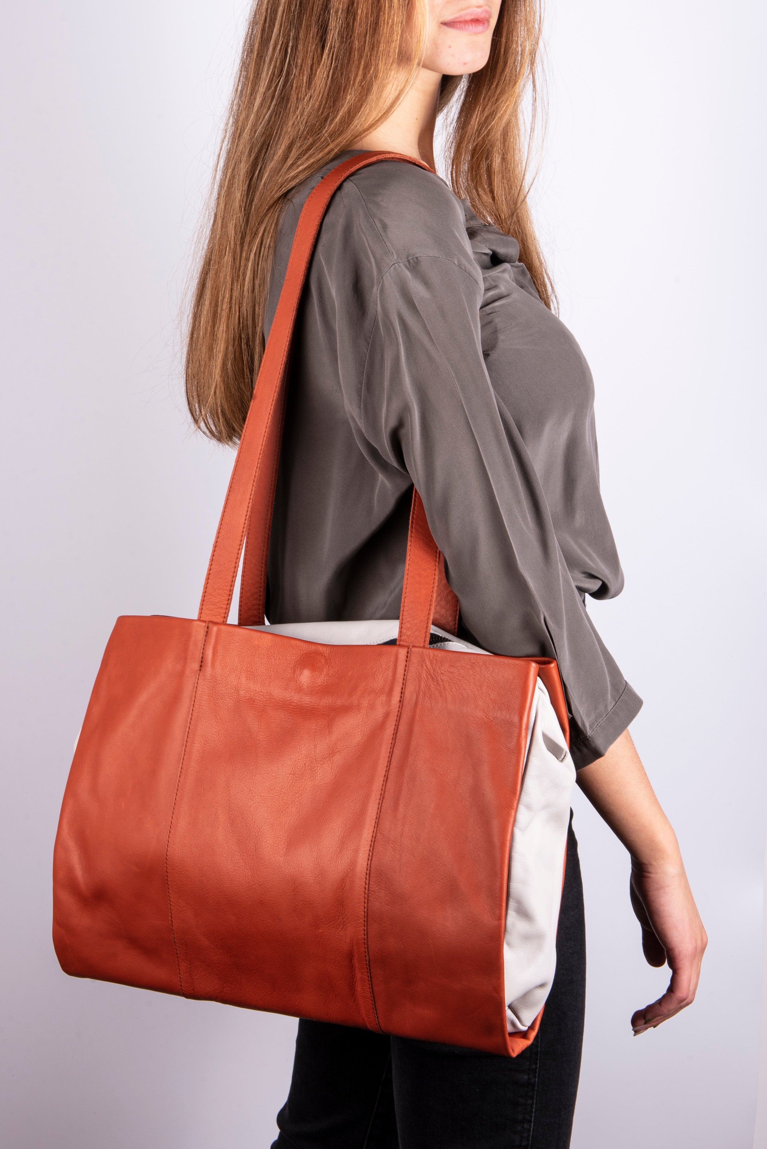 Ona bicolor twilight - large shoulder bag in blue soft leather