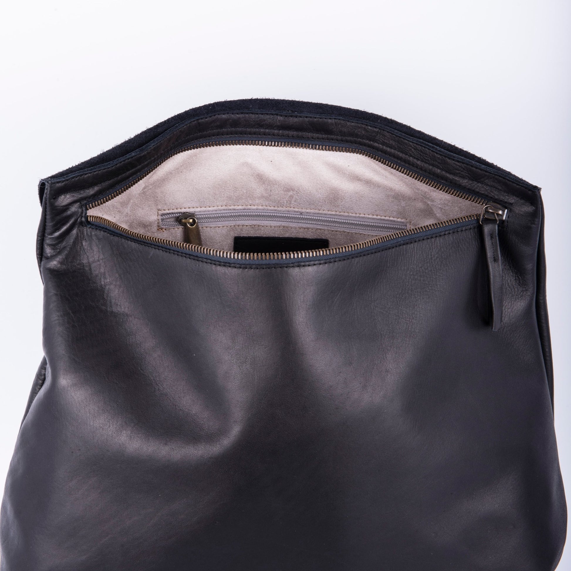 Sack mousse nero - zaino monospalla in pelle nera - Marta Ray