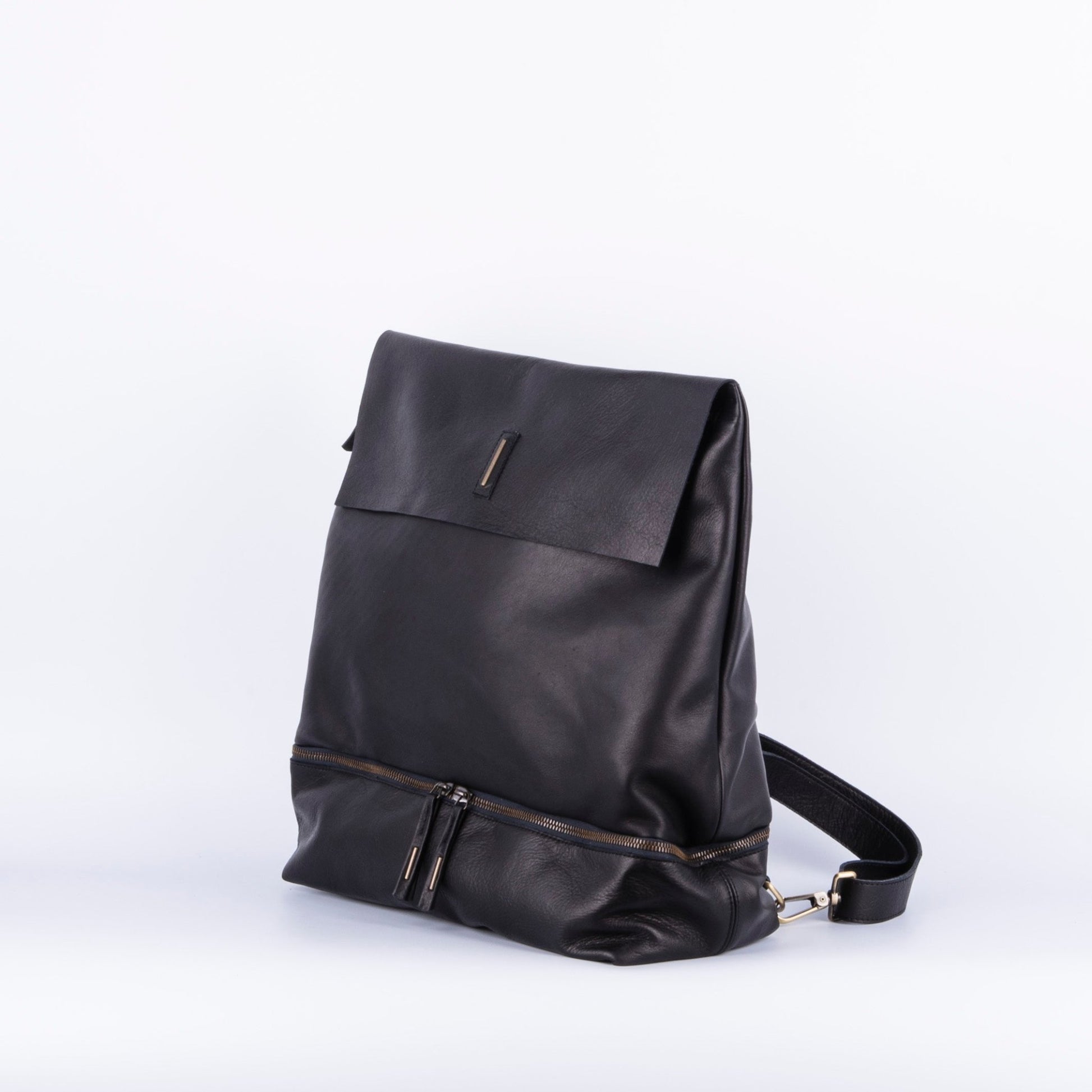 Sack mousse nero - zaino monospalla in pelle nera - Marta Ray