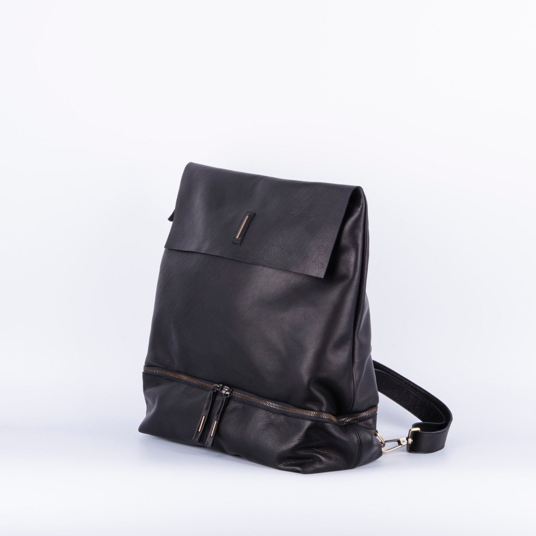 Sack mousse nero - zaino monospalla in pelle nera - Marta Ray