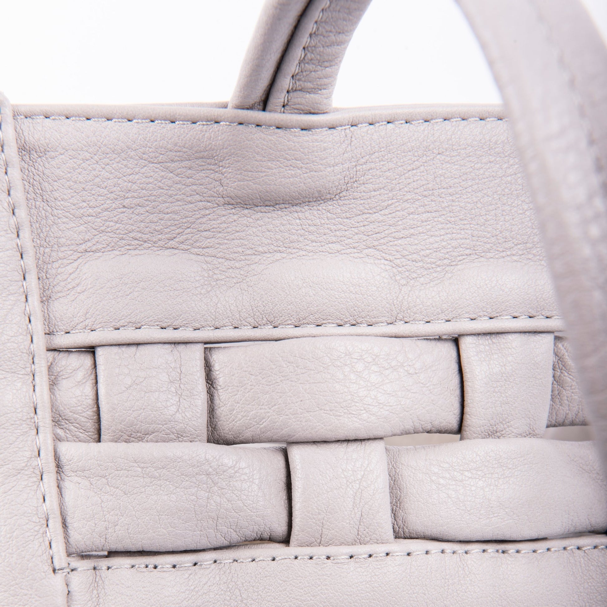 Tzuki mousse nebbia - borsa a tracolla in pelle grigio perla con intreccio - Marta Ray