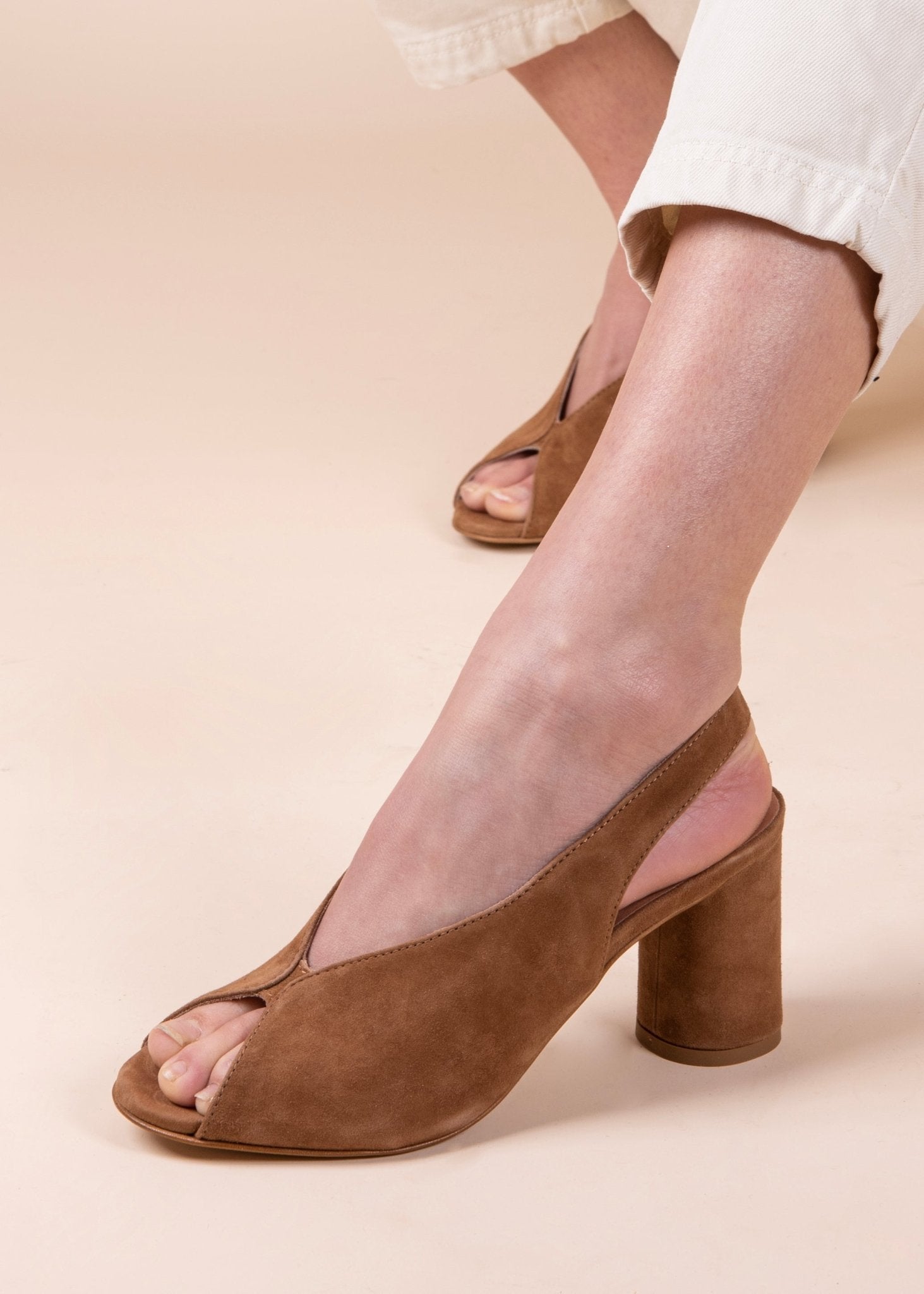 Valeria camoscio cuoio - sandalo spuntato in pelle beige - Marta Ray