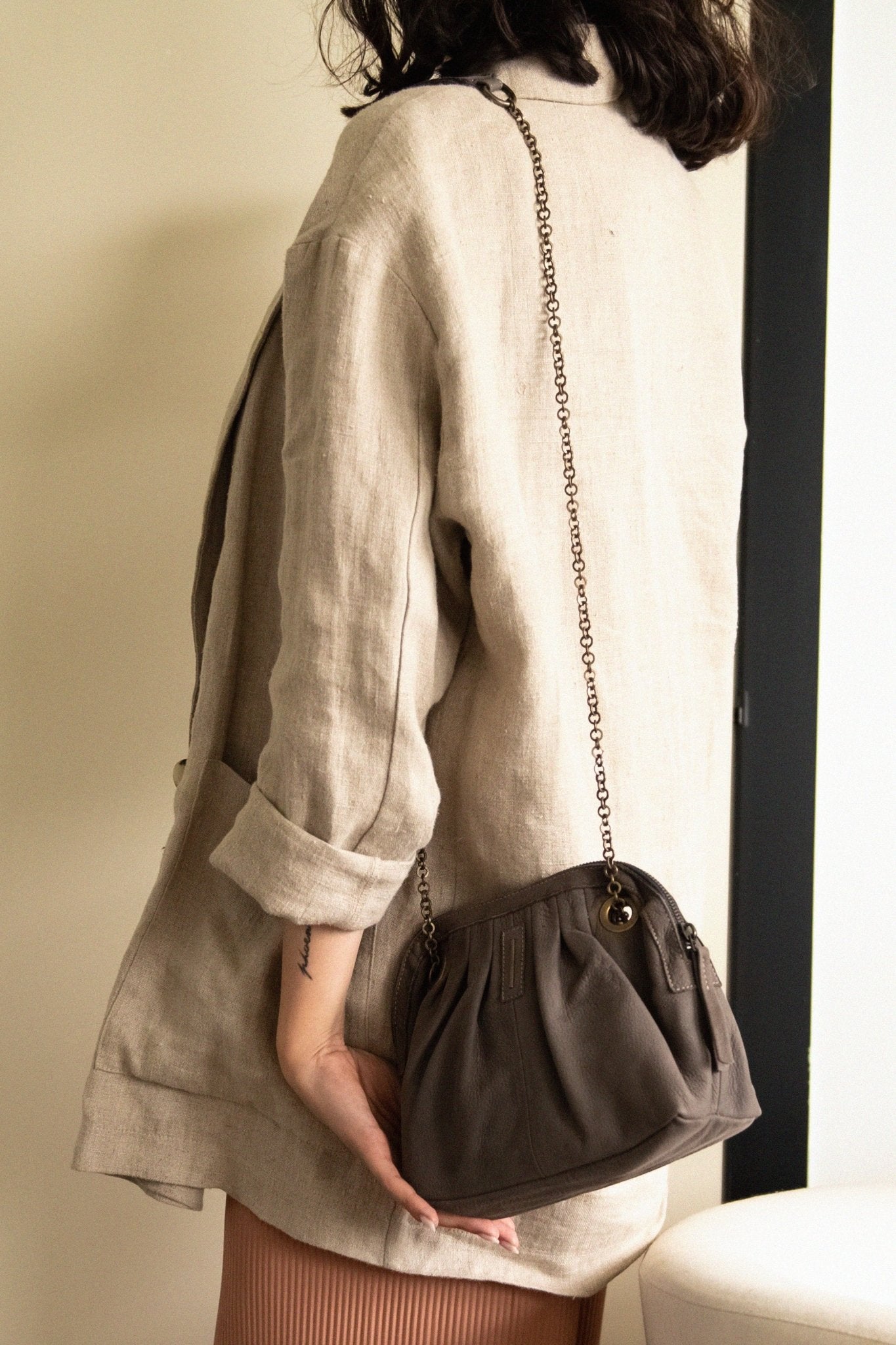 Vicky mousse latte macchiato - borsa piccola a tracolla in pelle bianca con zip - Marta Ray