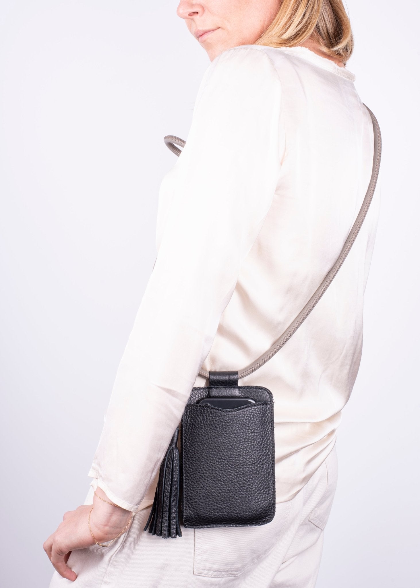 Yara bull nero + grigio perla - portacellulare in pelle nera e tracolla grigio perla - Marta Ray