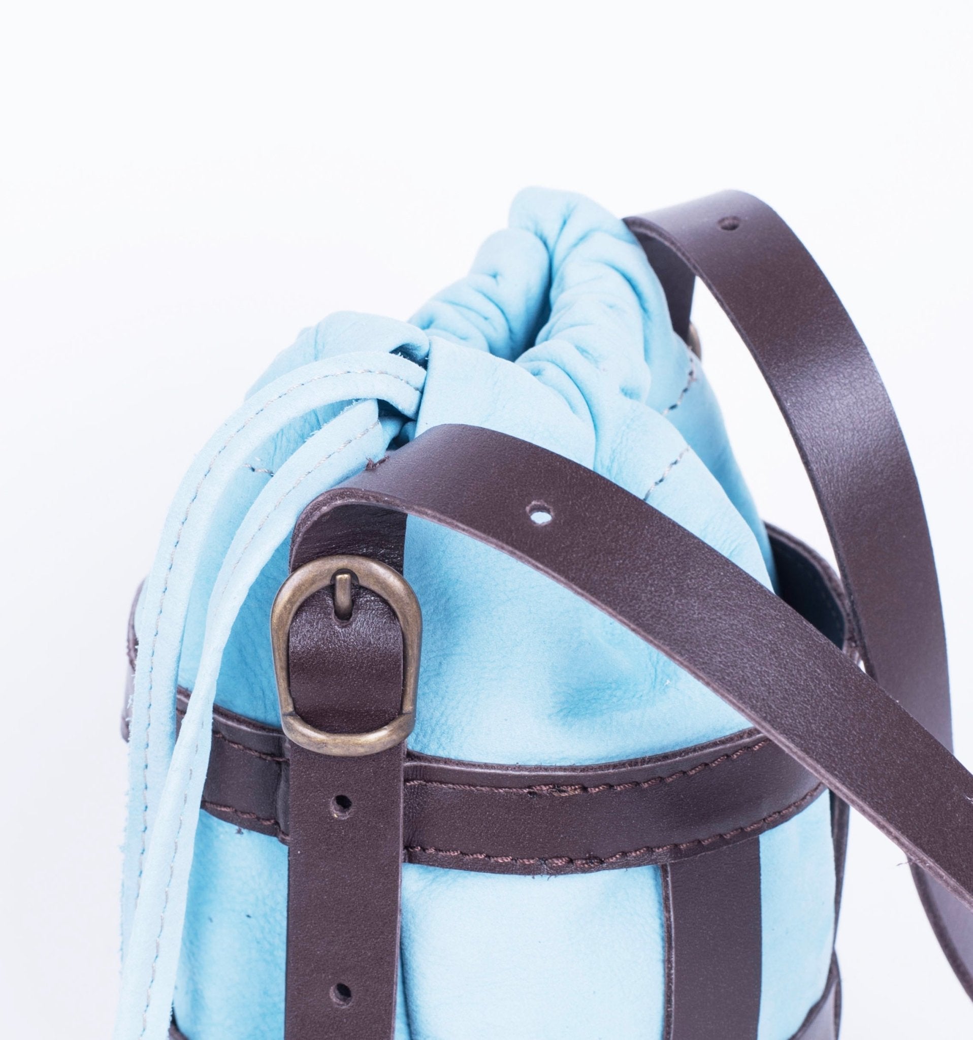 Yoshi trill tabacco+ long beach acqua - secchiello in pelle a tracolla intrecciata marrone e azzurro - Marta Ray