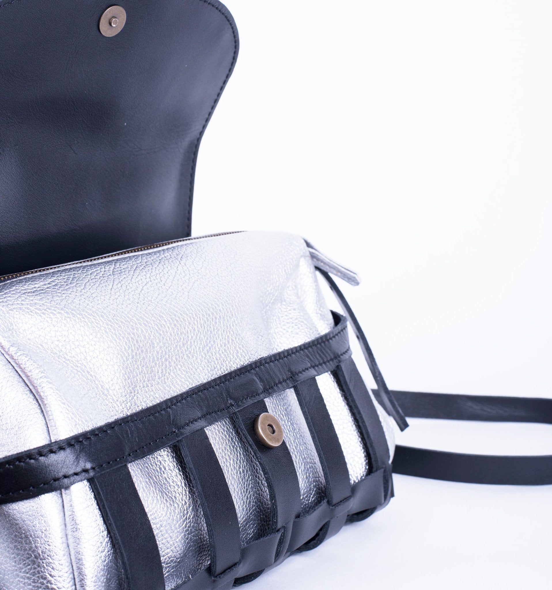 Yu trill nero+ laminato panna - borsa a tracolla in pelle nera e argentata intercambiabile - Marta Ray