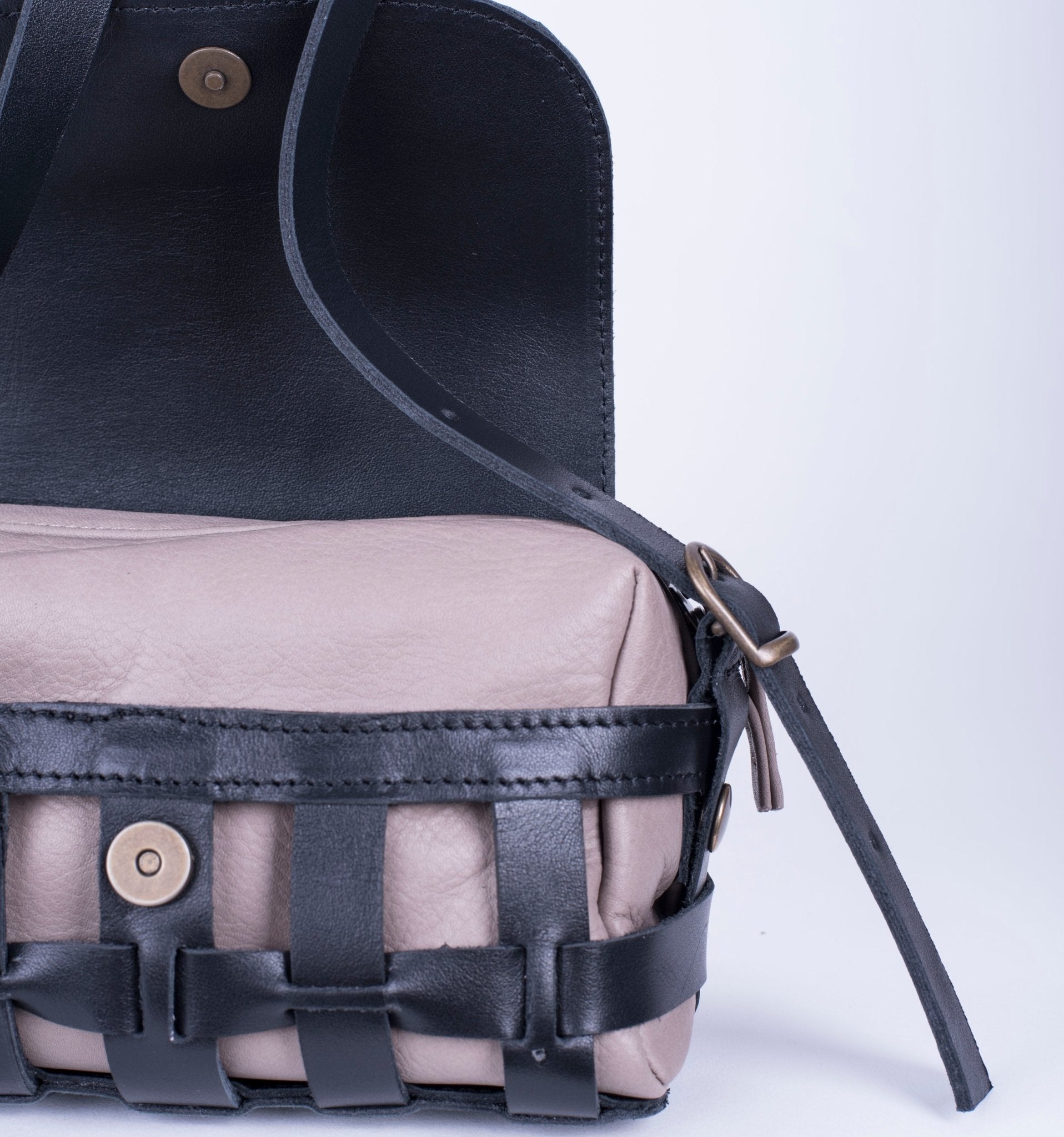Yuma trill nero + mousse malto - borsa a tracolla in pelle nera e beige intercambiabile - Marta Ray